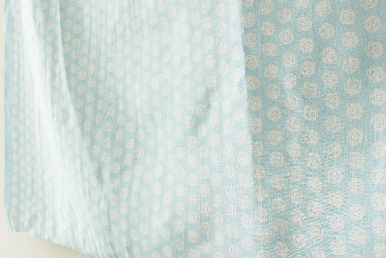 LINNETリネンプリント <br />
        ローズドット・サックスブルー